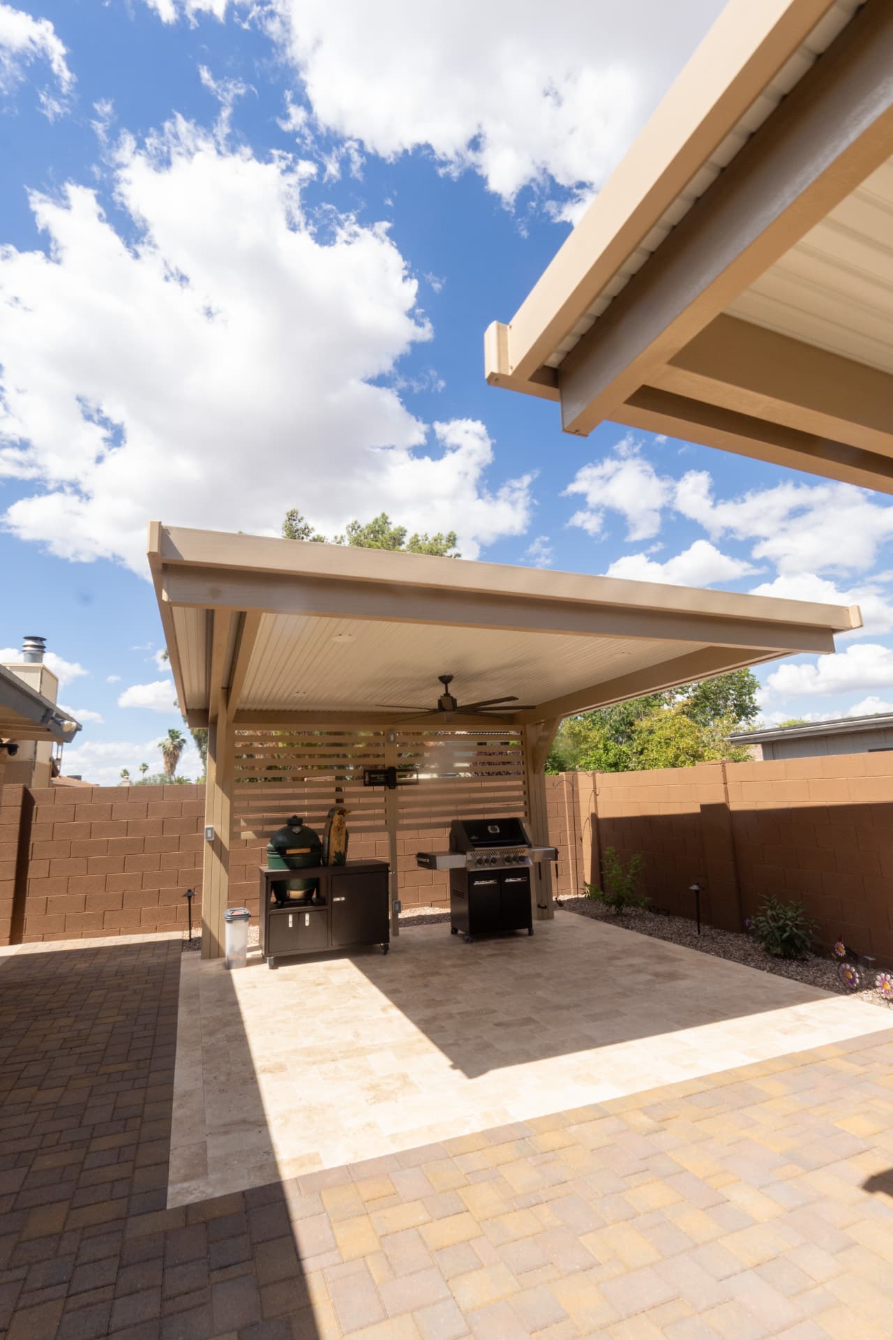 Freestanding pergola with outdoor kitchen, grill, Big Green Egg and slat wall